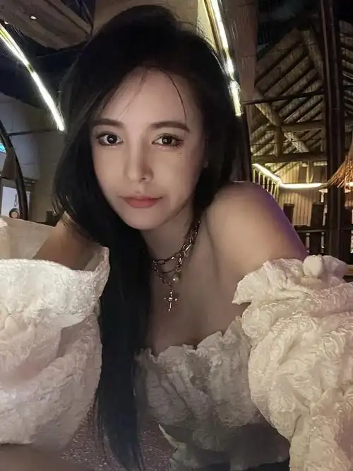 今日自拍05低像素也能看出是个美女吧