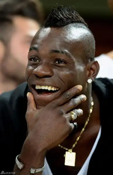 巴神玩嗨了看台笑翻天两个傻傻分不清组图