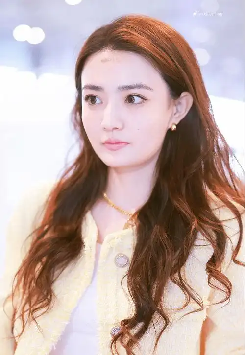 我个人是非常喜欢徐璐这一次走机场的整体穿搭风格,你们觉得怎么样呢?