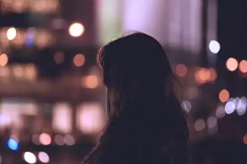 欧美女生夜晚伤感背影意境图片