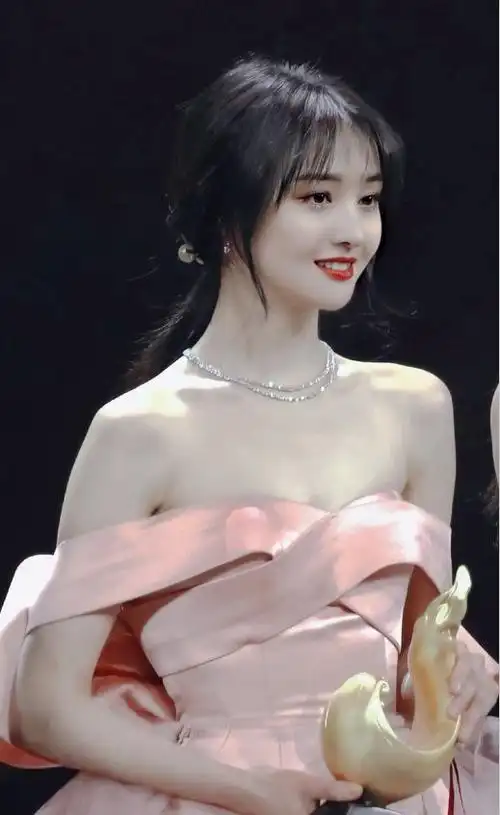 郑爽美国逛街被偶遇,染黄发穿短裤穿搭辣眼,被曝当导演拍复仇剧