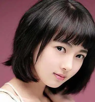 女孩想要酷酷的帅气感发型也是很重要的,这款中分造型的短发沙宣发型