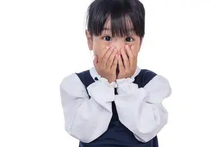 亚洲中国小女孩捂着脸照片