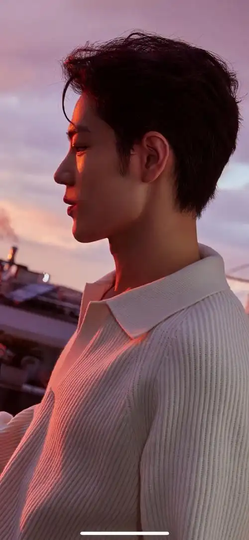 肖战工作室周末放饭##日常见肖战#  白色毛衣好温柔,居家老公!