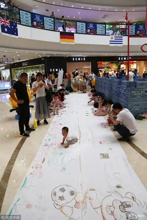 世界杯 孩子们在百米长卷画出"足球梦" - 海报新闻