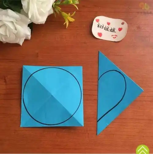 第一步:我们将2个同等大小的正方形,1个画圆剪出圆形,1张剪出心形