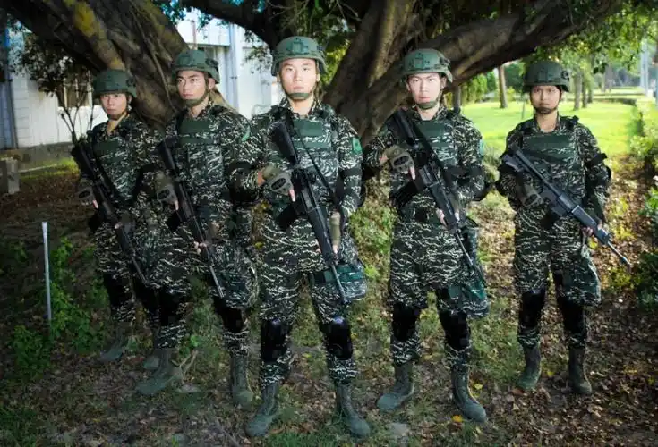 虎斑迷彩野战服是于去年6月在由台湾中山科学研究院进行研发,针对台湾