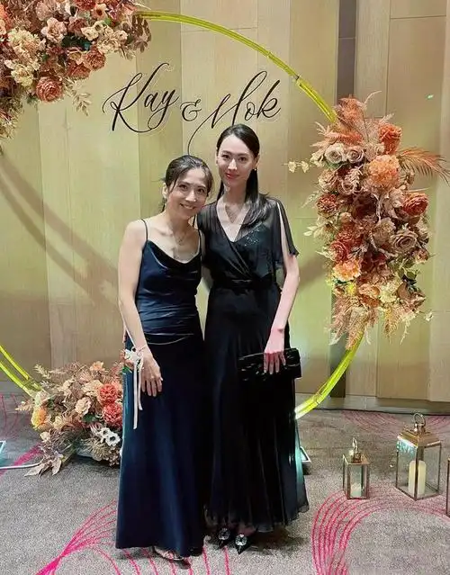 35岁梁洛施罕见露面参加婚礼!和好友合影尽显气质,打破怀孕传闻