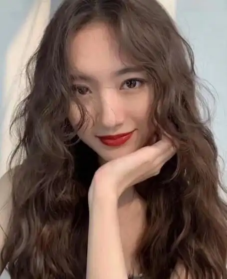 时尚中长卷发2016绝对流行,今冬流行蓬蓬大卷女生卷发发型气质卷发最