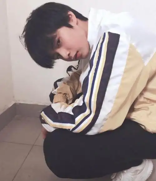 谁说偶像光鲜亮丽台风少年团刘耀文胃病难受让粉丝无比心疼