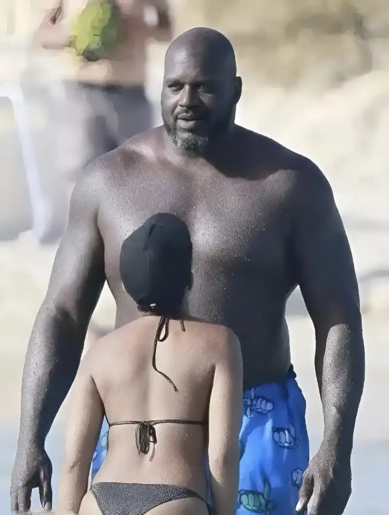 奥尼尔身高达到了2米16,比他的妻子高出了将近一倍;相比之下,奥尼尔的