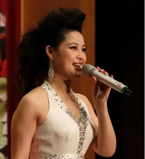 离婚后,他迎来了最新的一届学生,梦鸽就在其中.