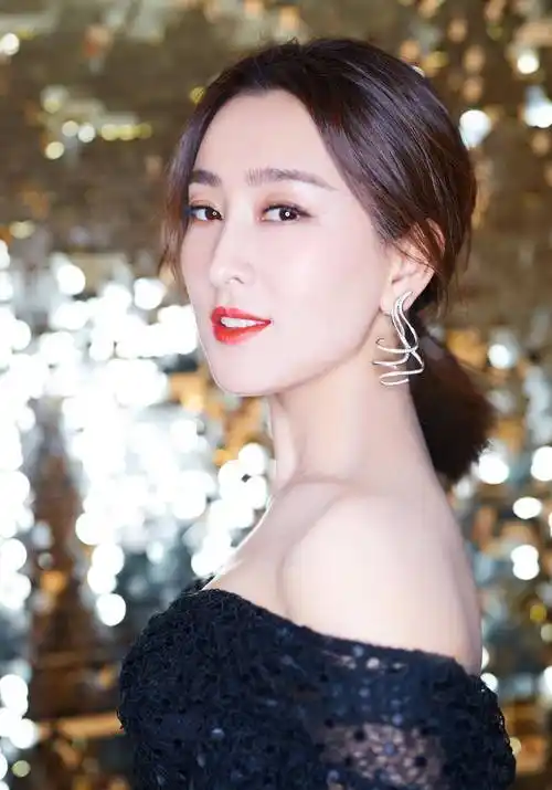 马苏十分受老师们的欢迎,再加上大气,可塑性强的长相,专业课一点就通