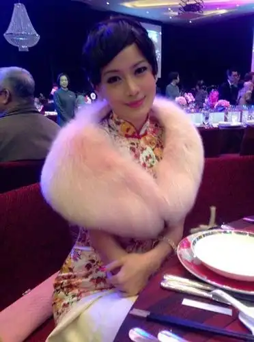 其实,劳拉的扮演者顾隽瑶五官并不是特别出色,再加上面部有些扁平