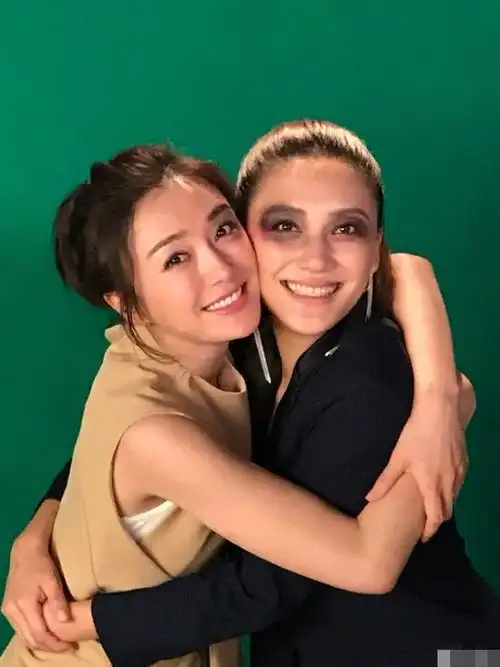秦岚和应采儿搞怪同框照被翻出,惹得网友调侃:丧尸妆or家暴妆