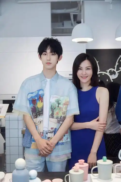 刘孜举办zi品牌艺术展 马伊琍,梅婷,郭俊辰等好友打call