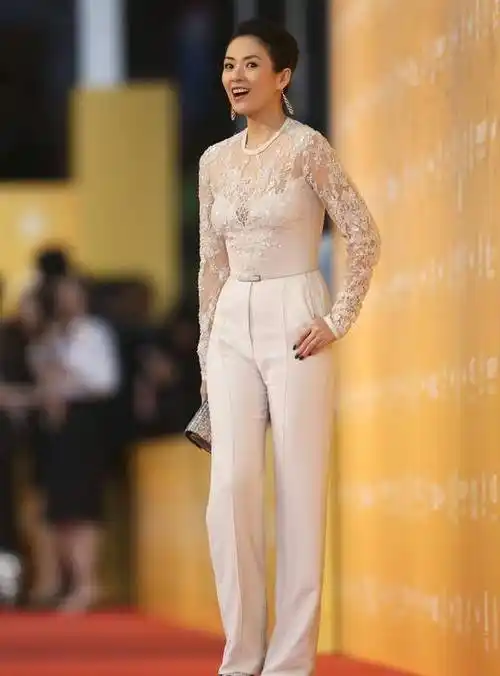 章子怡时尚裙好有个性,中间保守两侧妩媚,秀出了身材好"撩人"_花边