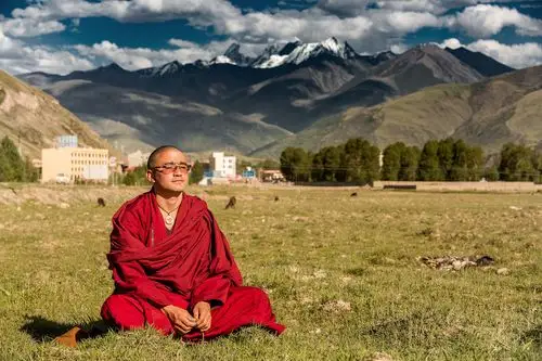 打坐的和尚 - 黑桃老k - 图虫