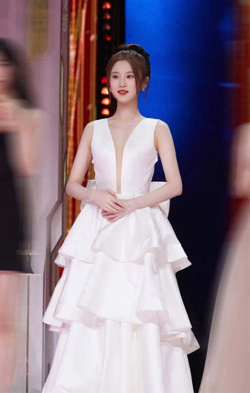 原创张慧雯胖了10斤仍很坦荡,大方穿吊带裙秀出直角肩,照样很nice