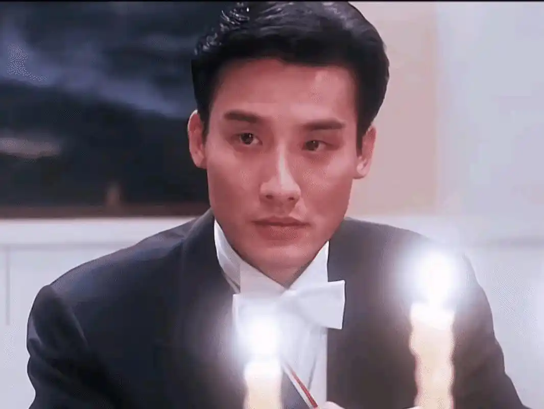 梁家辉五官说不出多好看,但有种无法言语的性张力,看这个男人的第一眼