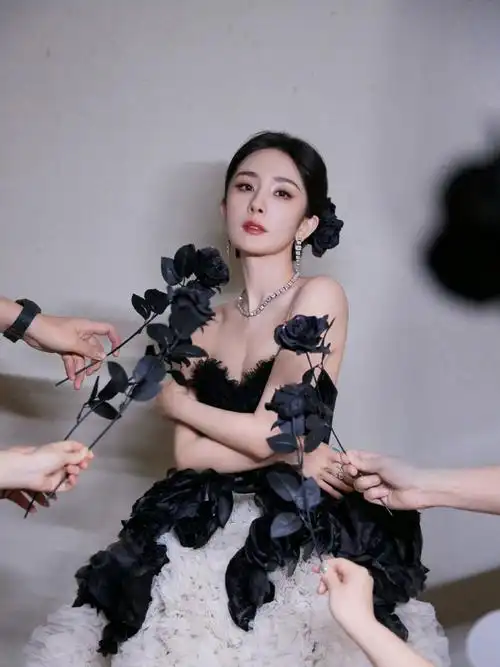 挡##杨幂#最爱的杨幂gq盛典12张图分享给大家～顶级高定 顶级珠宝加身