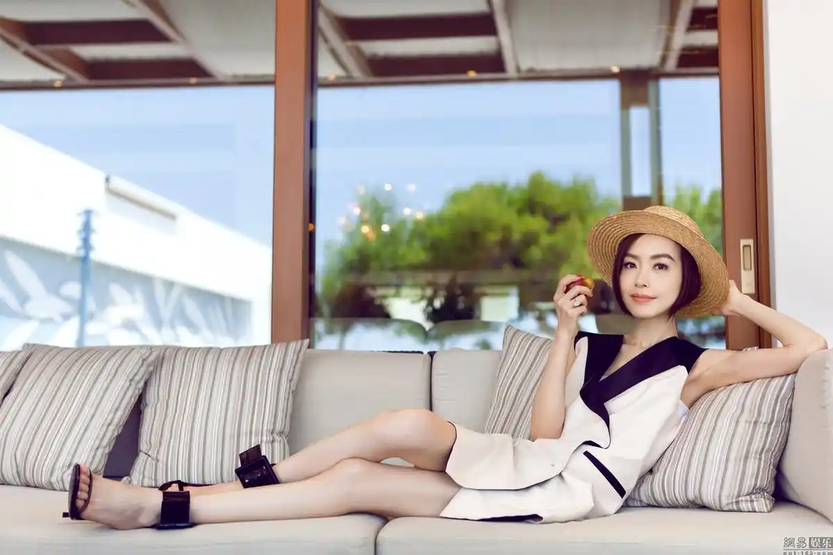 鲁豫斜卧沙发鲁豫妆容精致斜卧中世纪造型桌前沉思陈鲁豫身材纤瘦陈