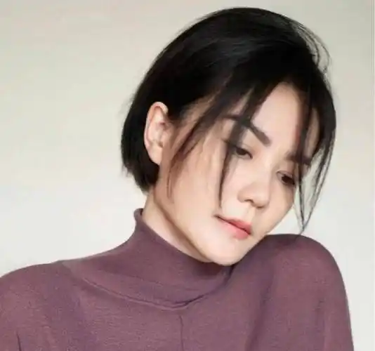 王菲新照片造型看不出有53岁,皮肤状态真好,女儿为她作画_宣传_母女