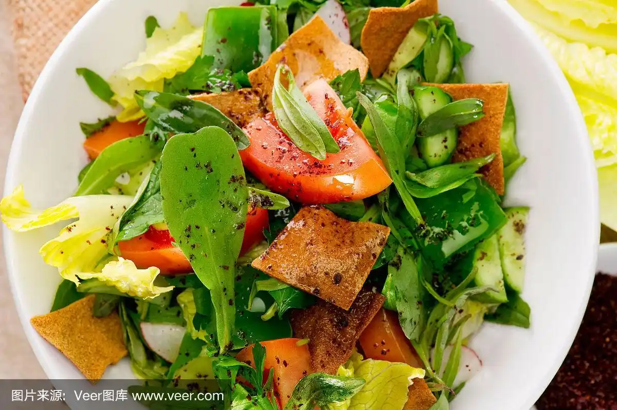 一盘传统的阿拉伯沙拉油放在木盘上