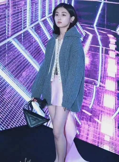 张子枫妹妹在穿搭上比较保守,走的都是甜美可爱路线,这一次踩着高跟鞋