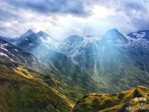 一个弯道一个宽银幕风景,汽车缓缓前行,音响里是李建的《贝加尔湖》