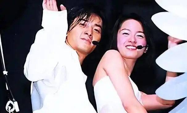 装不下去了?郑伊健在日本被偶遇,本人被曝性格极差,娇妻素颜丑