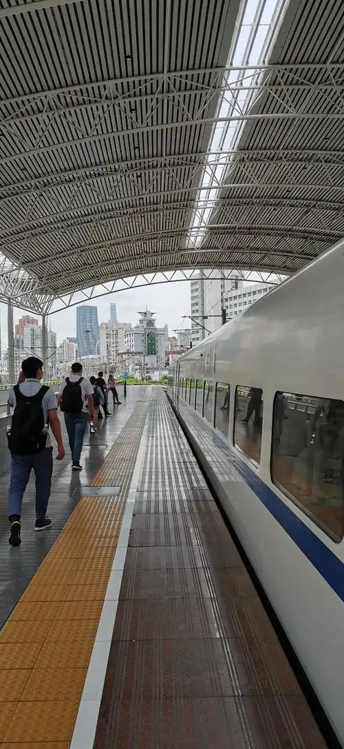 高铁上海站复兴号和谐号