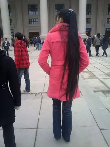 武汉火车站拍到红衣女孩的超长马尾 - [中国长发网]