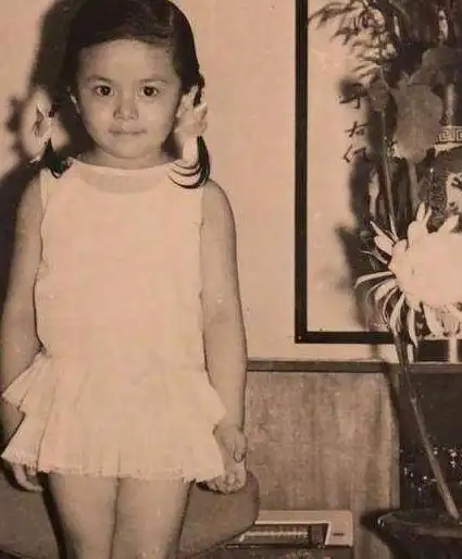 们一起分享儿时的快乐时光,不难看出关之琳小时候就是一美人胚子啊