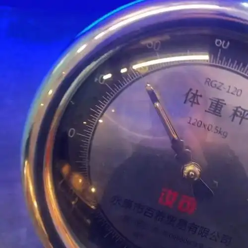 山东一饭店精通人情世故,在体重秤上拧螺丝,顾客上称都是90斤