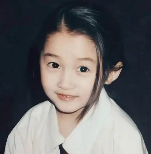 夜透露出的明星童年照片来看,关晓彤小时候就深深具有一股美人气质