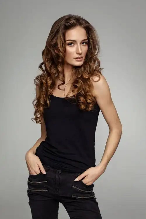 双手插兜的美女模特摆着姿势