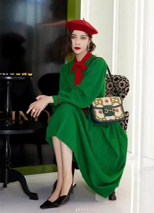 被宋妍霏的复古穿搭惊艳了色彩艳丽款式基础却穿出高级显贵