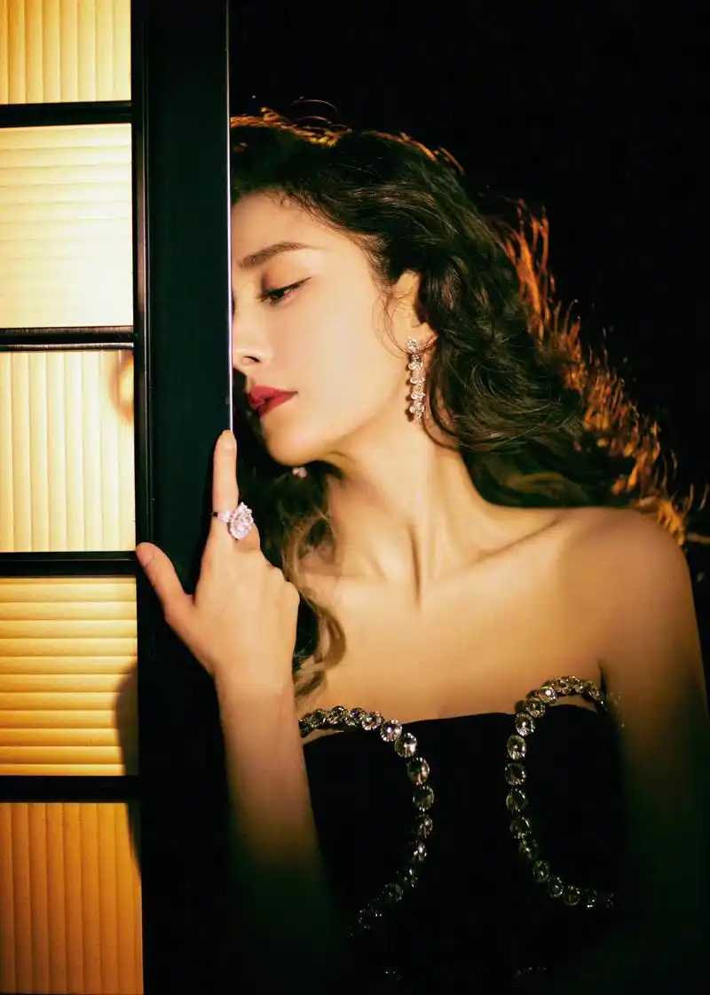 杨幂镂空长裙性感迷人,身材凹凸有致,手上钻戒抢眼