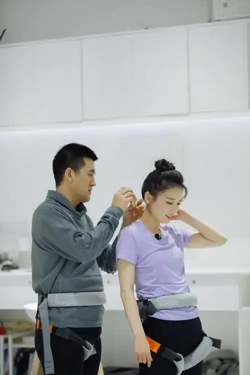 在《婆婆和妈妈2》即将上线的第三期节目中,杨子放下工作带老婆黄圣依