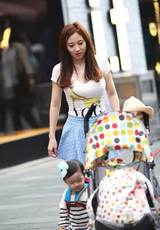 街拍九零后辣妈带孩子上街游玩,好有爱
