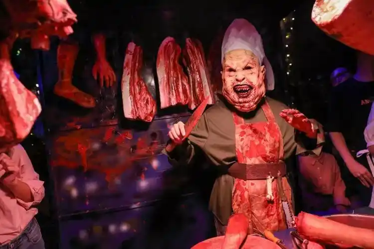 不是开玩笑,单是跟丧尸,电锯杀人狂,无头鬼,吸血鬼,女巫,异族……拍照