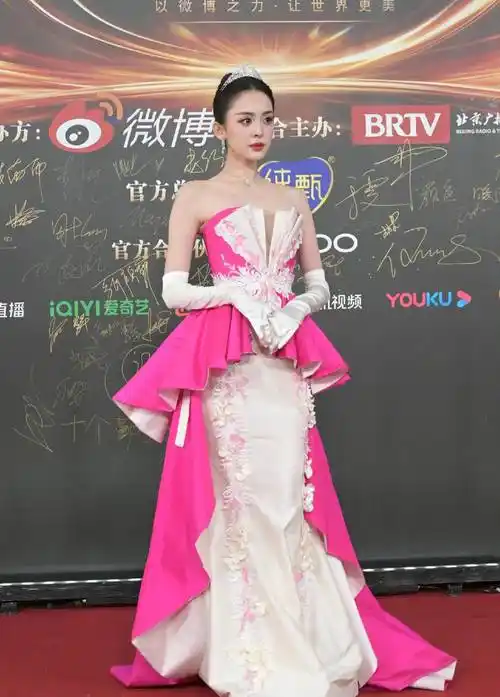 肖战王一博榜单前二,杨紫热巴礼服上热搜_造型_景甜_赵露思