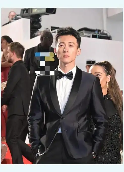 钟楚曦的男朋友侯雯元也来了红毯,虽然他们没一起拍合照,但两人的衣服