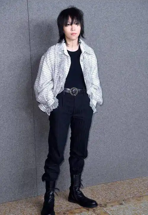 王菲女儿窦靖童罕出席活动,下巴纹身疑似被洗掉,模样和窦唯太像_周迅