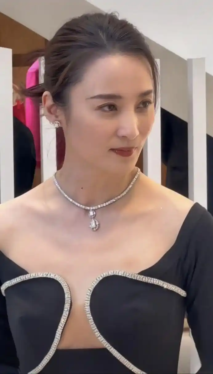 蒋勤勤最新活动生图,是因为太瘦了吗?感觉这件衣服没有穿出美感.