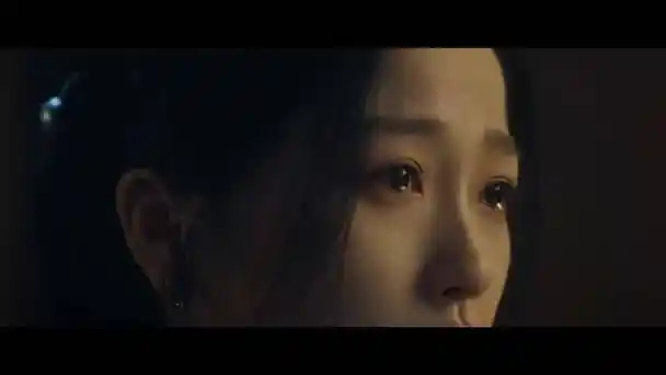 眼泪一颗一颗的从眼眶中滑落,后知后觉的阿云转身悄悄擦泪隐藏情绪,真