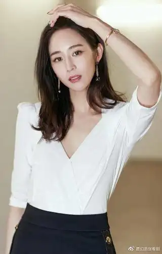 确实,张钧甯的家庭可谓书香门第,她的父亲张志铭是一位法学博士同时