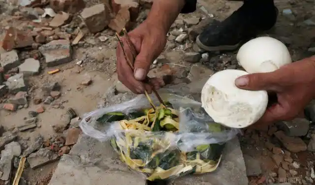 父亲馒头就榨菜,女儿追星买专辑,农民工子女"未富先奢"是为何