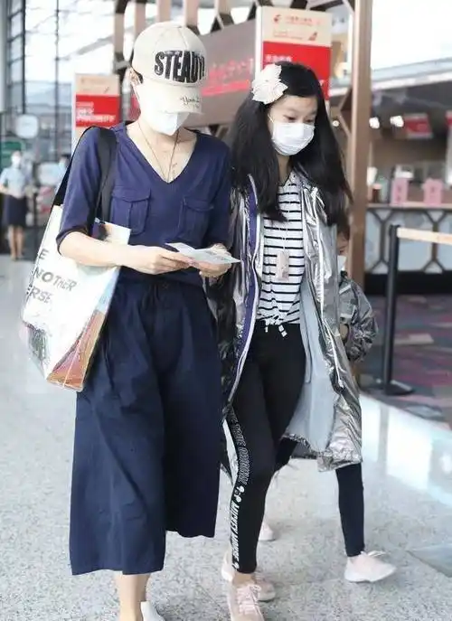 原创马伊琍离婚后带女儿亮相蓝t恤配阔腿裤好高级两女儿都像文章
